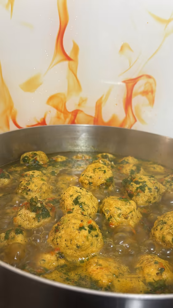 קציצות עוף ברוטב — תבשיל מהמטבח של זהבה